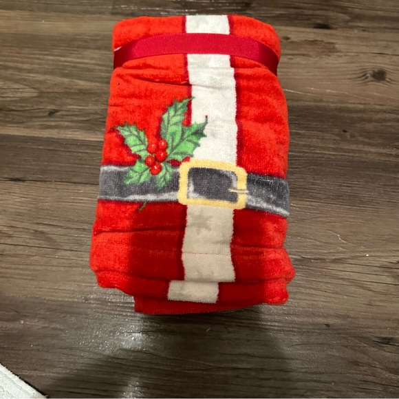 Deborah Connolly Set Of 2 Hand Towels Red Santa's Belt & Holly Leaves Berries - Picture 2 of 3